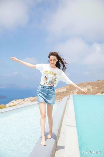 跟着迪丽热巴学习8个拍照姿势,避免拍照尴尬,拍照更显