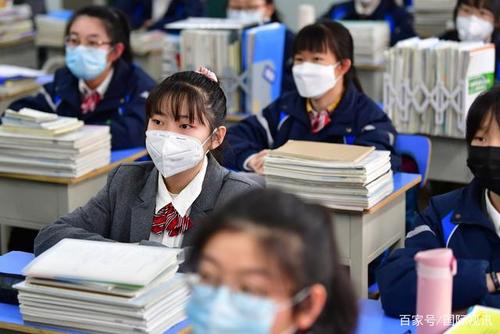 新冠肺炎:中国开学防疫,这些学生戴口罩上课