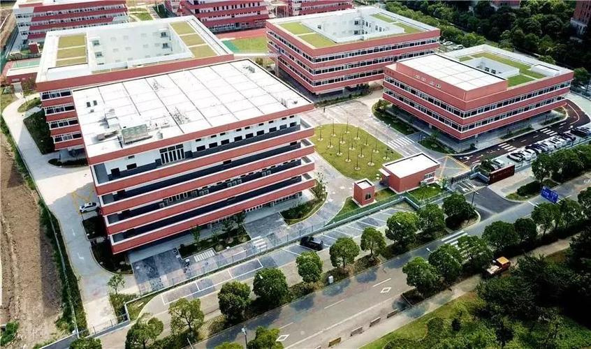 上海市嘉定区新城实验中学(简称"新城实中")位于上海市嘉定区温泉路