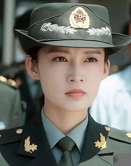李沁穿上警服美照漂亮吗