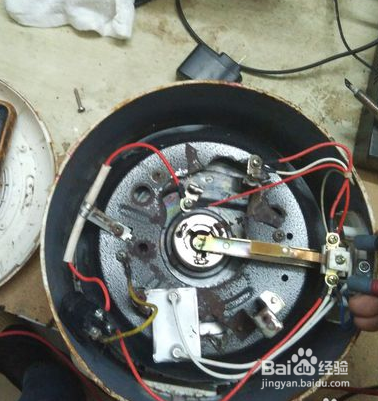 3 这时可以看见内部结构 4 找到杠杆开关位置 5 用纸巾