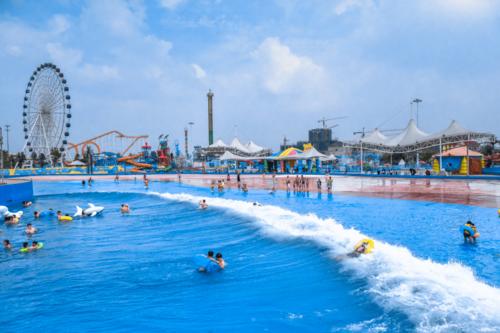 作为苏中地区较大的水上乐园和陆地游乐场,水乐园中有能容纳6千人以上