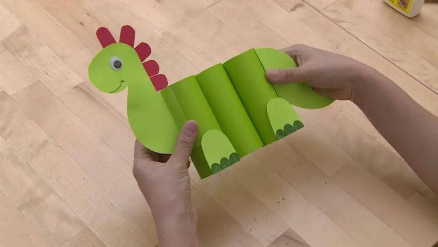 卷纸芯巧改造,变身恐龙笔筒,可爱又实用!_手工