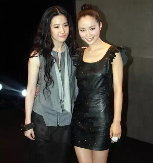 黄橙子是凤凰卫视的当家花旦主播,和刘亦菲从幼儿园到小学一直是"