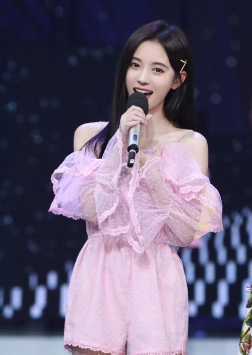 如今娱乐圈的女明星们的身高都是个谜,粉色鞠婧祎假的
