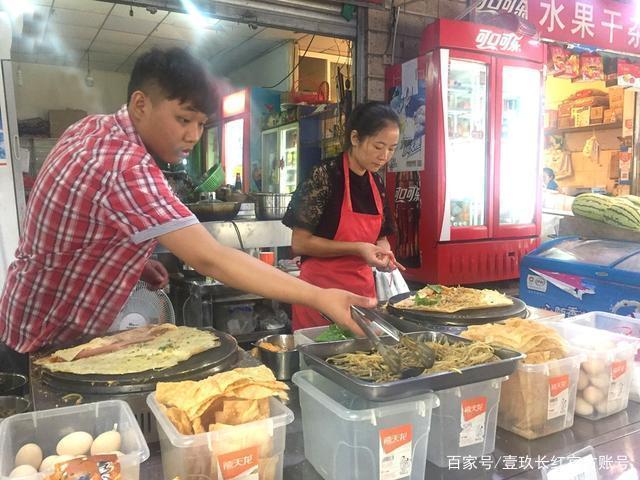 滨州有一家煎饼店,规模非常小,也就5个平方不到的样子.