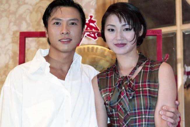 原创甄子丹前任万绮雯身材好紧身短裙显腿长欧阳震华都连连称赞