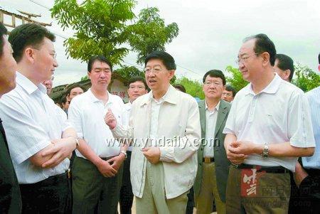 一定要全力以赴把受灾群众的事办好——白恩培赴宁洱地震灾区看望慰问
