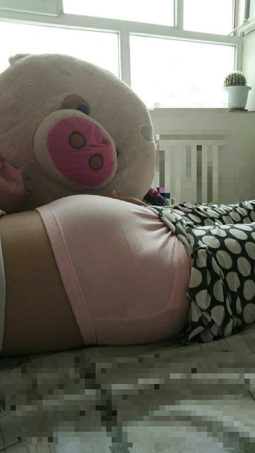 马上快24周了  平躺肚子不显  大家看图片