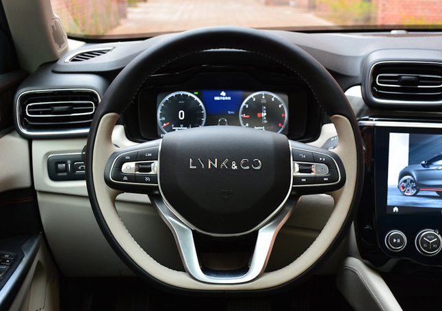 国产车 领克 领克02  领克02方向盘采用了皮革的包裹,两侧的多功能