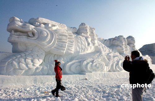 组图大型奥运主题雪雕亮相沈阳