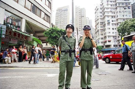 说起香港警察,大家想到的都是电影中手持转轮手枪大喊:"别动,皇家
