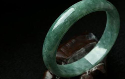 大多数油青种翡翠为豆种翡翠,水头很差,晶体颗粒粗大,没有水润的感觉