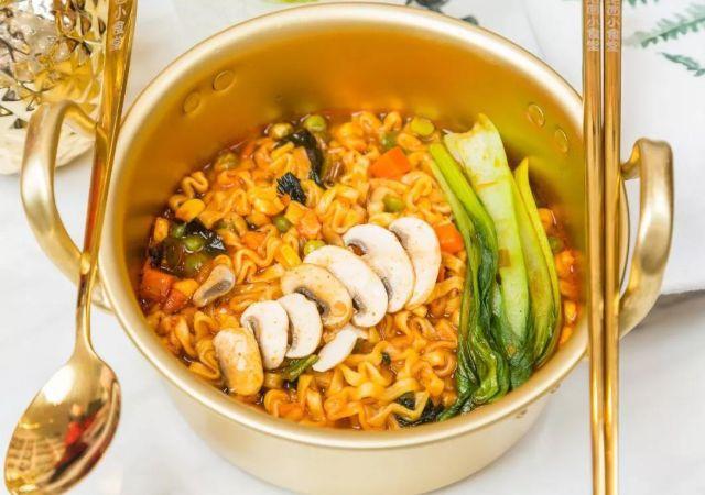 同样是泡面,为啥韩国朋友能食两小时,而咱们只需十分钟