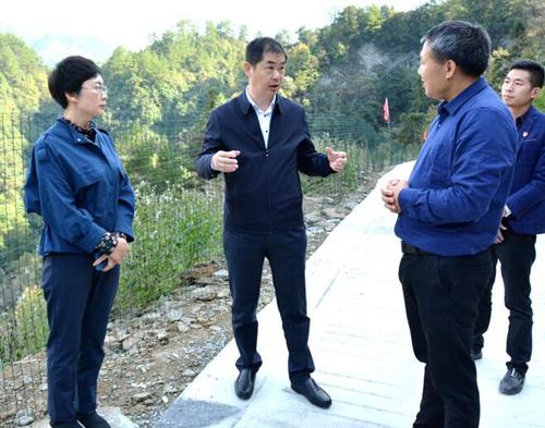 贵州道真县委书记路斌深入贫困村调研指导主题教育和脱贫攻坚工作