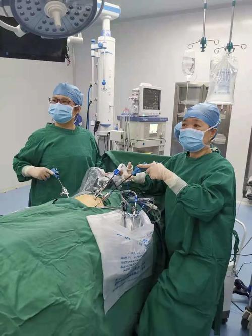 医生手术中