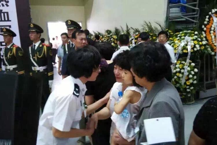 河北肃宁为枪案牺牲民警举行追悼会
