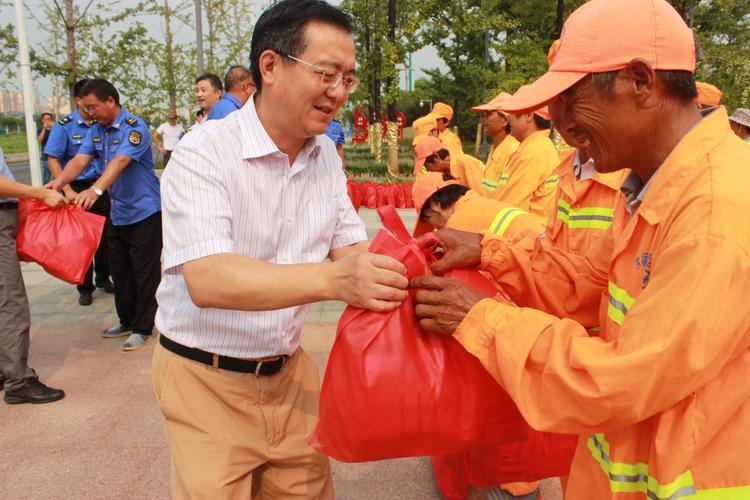 书记,管委会主任冯建林带队亲切慰问了奋战在一线的城市维护作业人员