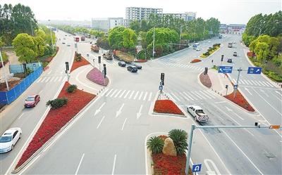 高速公路赣州西出口交通渠化岛.