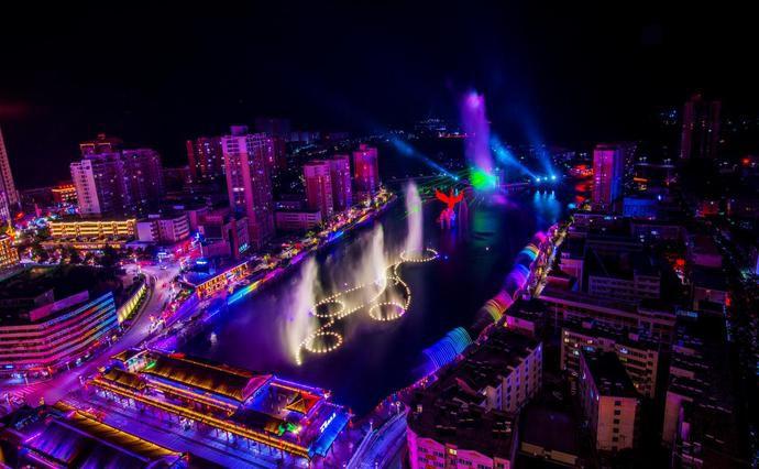 宝鸡凤县凤凰湖的夜晚璀璨绚烂,如梦如幻.