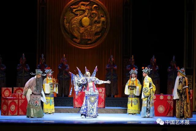 楼胜在《火烧子都》中展示婺剧独有的抹脸,吹脸技艺