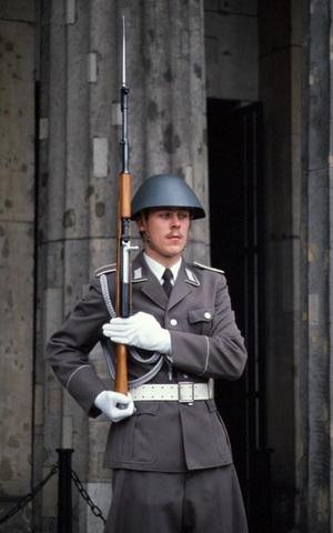 瑞士国防军钢盔,前南斯拉夫人民军钢盔并称为欧洲军队钢盔的美学典范"