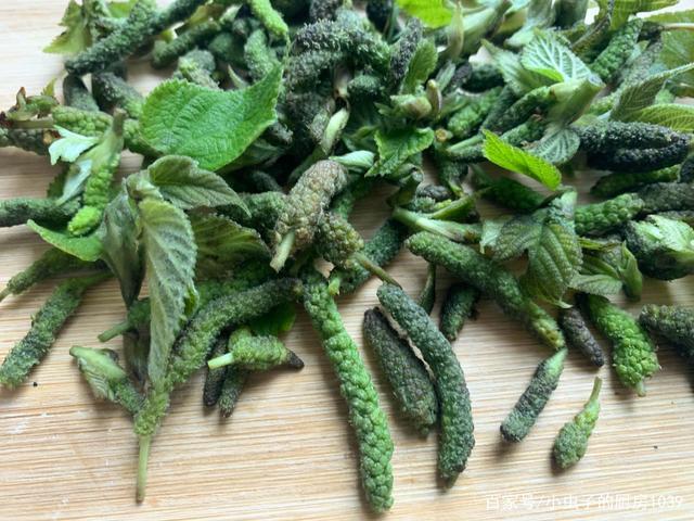 野菜,学名叫做楮穗,楮树春天开的花穗,属于构树族,我们当地叫做构棒槌