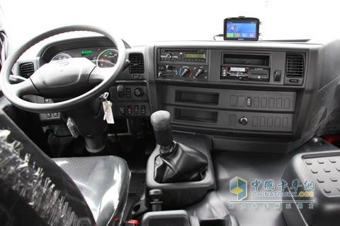 广汽日野700系列 420马力 6*4牵引车驾驶室