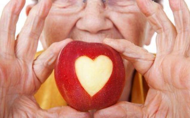 吃苹果要不要削皮呢?坚持早上空腹吃苹果的人,最后怎么样了?