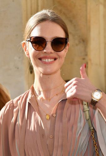 水果娜和lv太子爷现身观秀,脖子上项链真亮眼,黄金也有时尚范