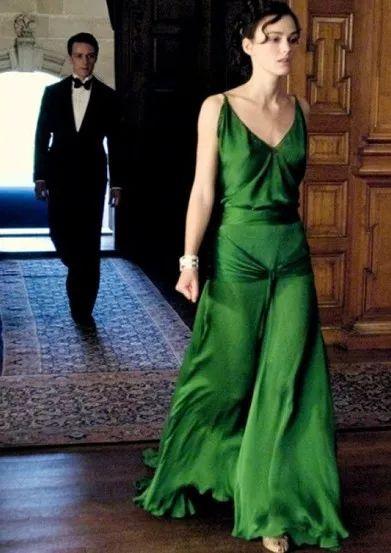 她是平胸的纸片姑娘,却是性感的英伦玫瑰,美得颠倒众生!