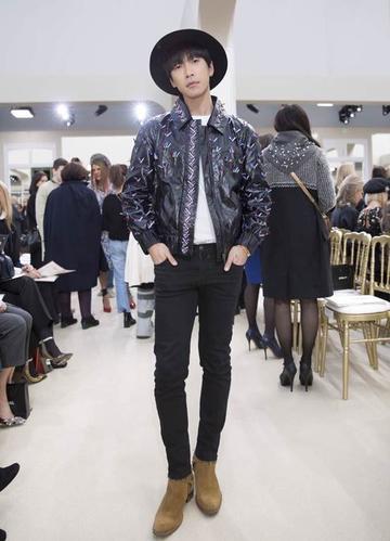 韩火火亮相香奈儿大秀时髦利落活力十足