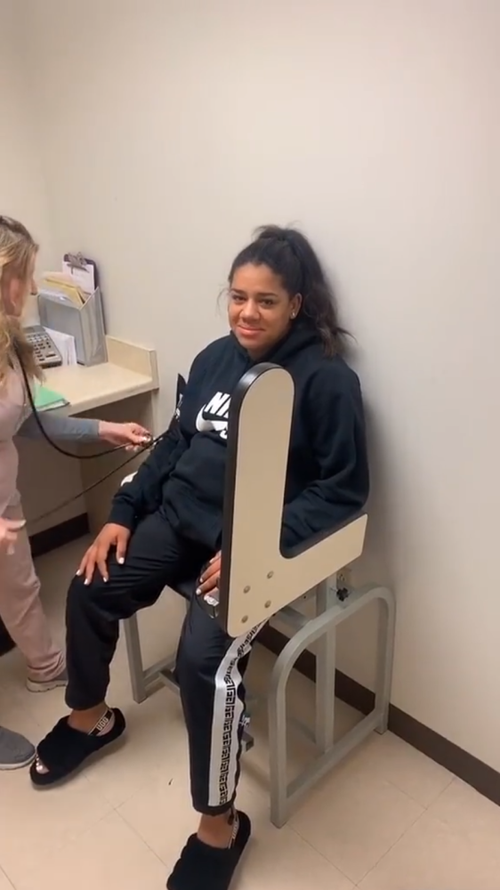 字母哥第一个孩子将诞生!陪产女友错过比赛 上蹿下跳女友一脸嫌弃