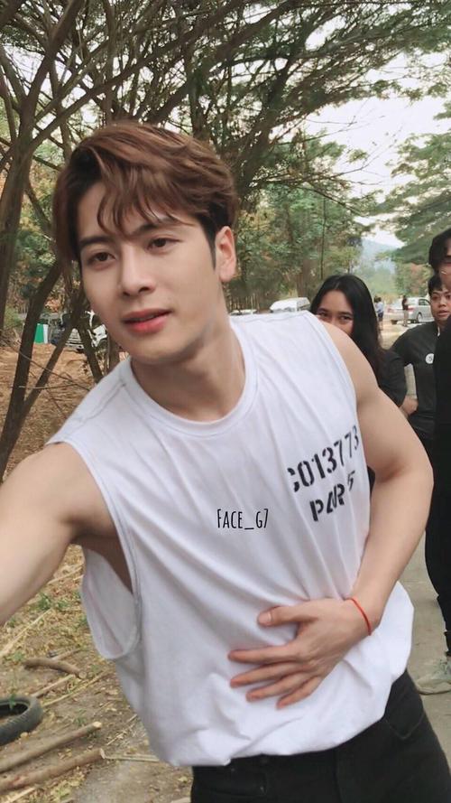 的微博小视频 〓饭拍视频〓#fendi品牌形象大使王嘉尔##王嘉尔这就是