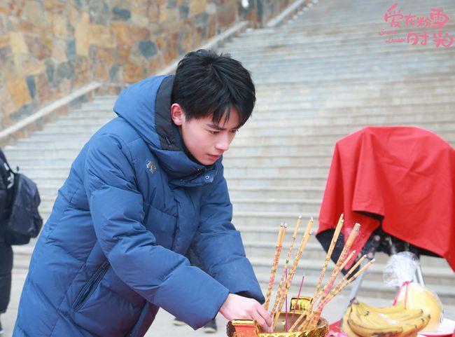 曾柯琅爱在粉雪时光开机单板大神邂逅甜宠浪漫
