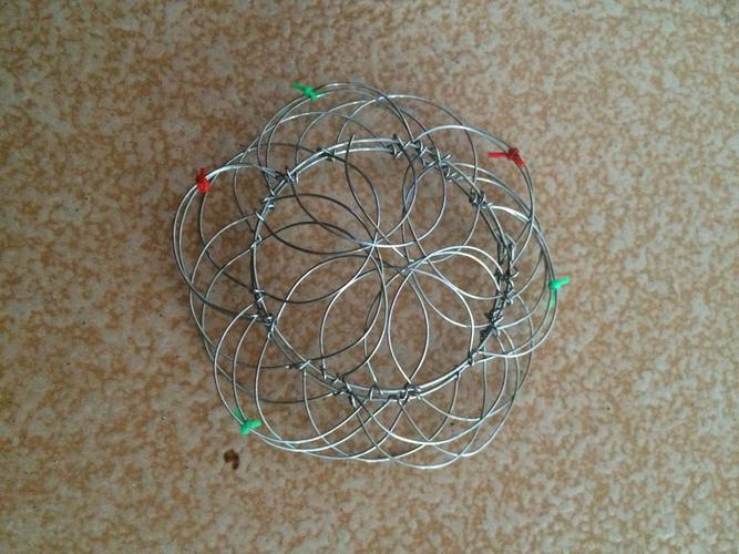 这个小玩具叫什么 细铁丝做的 可以变成花朵,花篮等形状