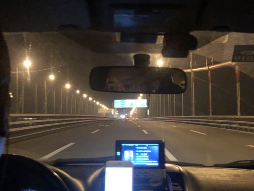 搭乘出租车回家,途径寸滩长江大桥