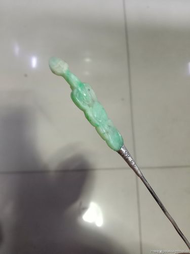 清代老翡翠雕刻图案簪子