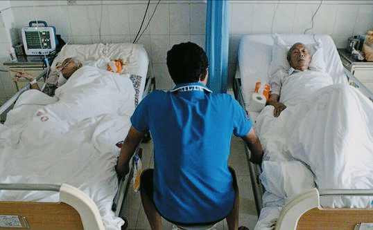 养老金给孩子买房,不敢生病,还得倒贴?80后,90后父母的养老困局