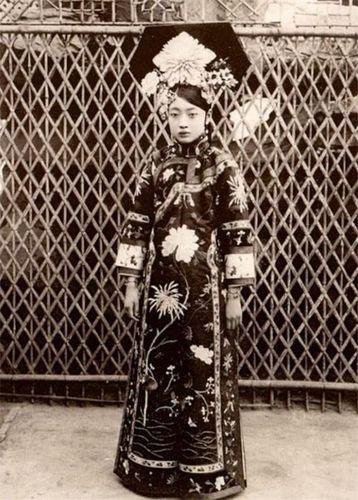 晚清珍贵老照片:皇后婉容长相的确漂亮,图4是她唯一一次穿朝服