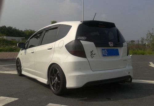 白色本田飞度小改