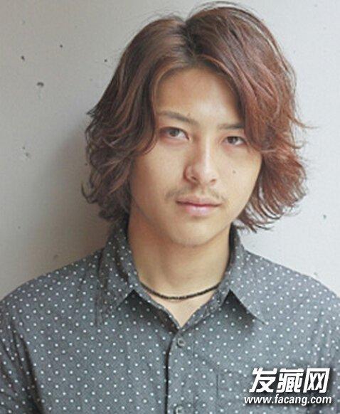 帅气男生中长发烫发发型 男生都适合中长发发型的
