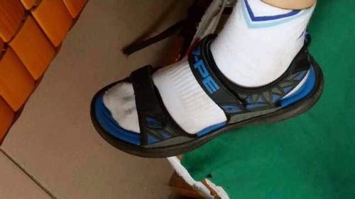 穿凉鞋到底要不要穿袜子啊?我同学有穿但是我不喜欢穿