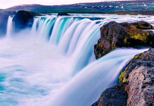 壬水如滔滔江水,壬水人聪明大气真诚,但应防任性