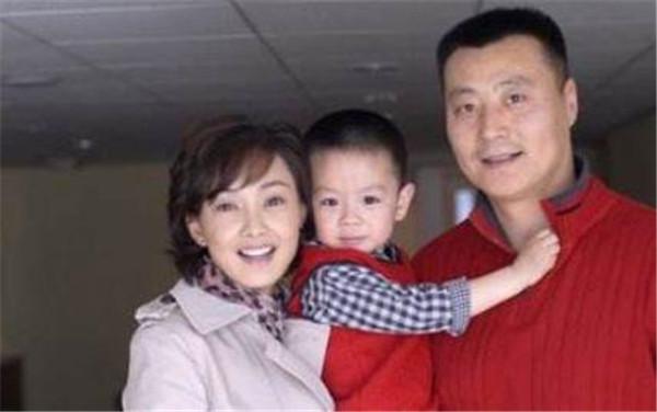 45岁牛莉一家近照,老公比郭冬临还帅,女儿长相甜美很像她