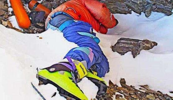 珠峰著名的遇难者绿靴子20多年无人问津为何无人搬运