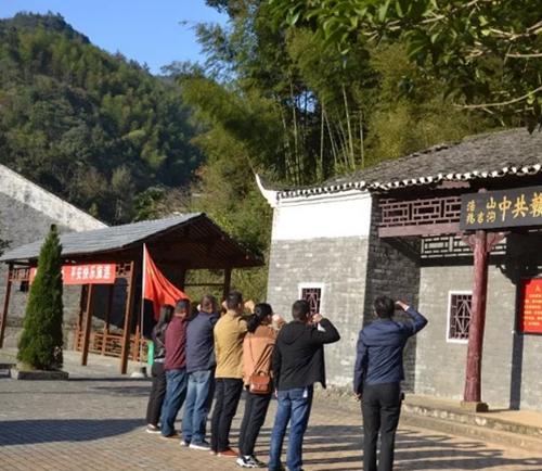 柴桑区贤母文化园管理处党支部组织党员干部赴彭泽兆吉沟革命旧址接受