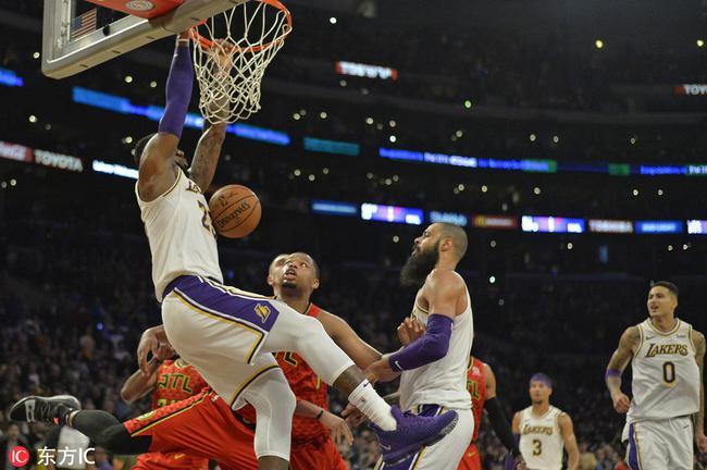 裁判报告:詹姆斯扣篮后长时间挂筐为啥不吹t