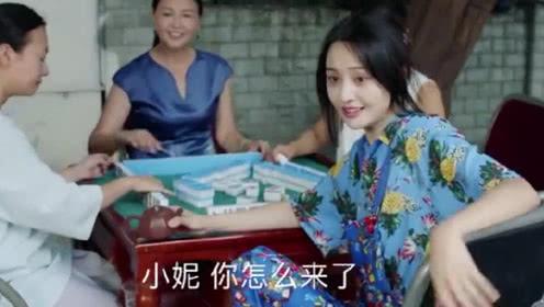 郑爽青春斗演绎"神作",花布衫混大妈界搓麻将!