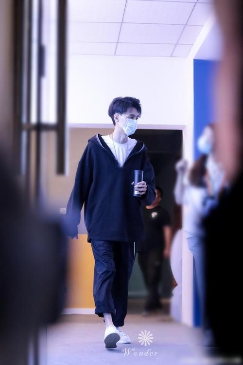 《笑起来真好看》相声演员秦霄贤,脱下大褂,日常装扮帅气逼人